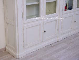 Libreria in stile classico  finitura colore bianco anticato con ante chiuse e ante a vetro da soggiorno o studio